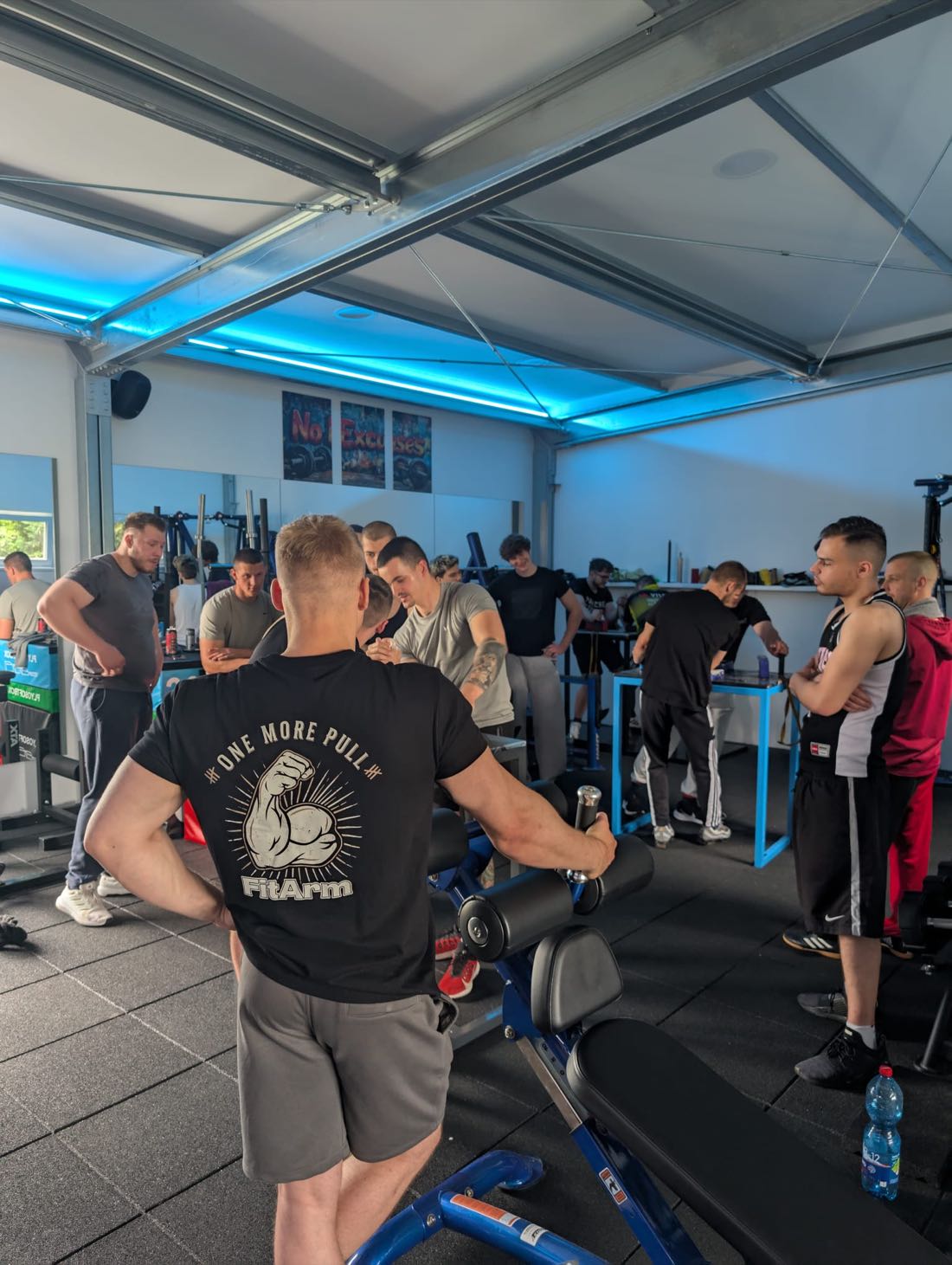 Sparing členov klubu FitArm pri stolovom pretláčaní