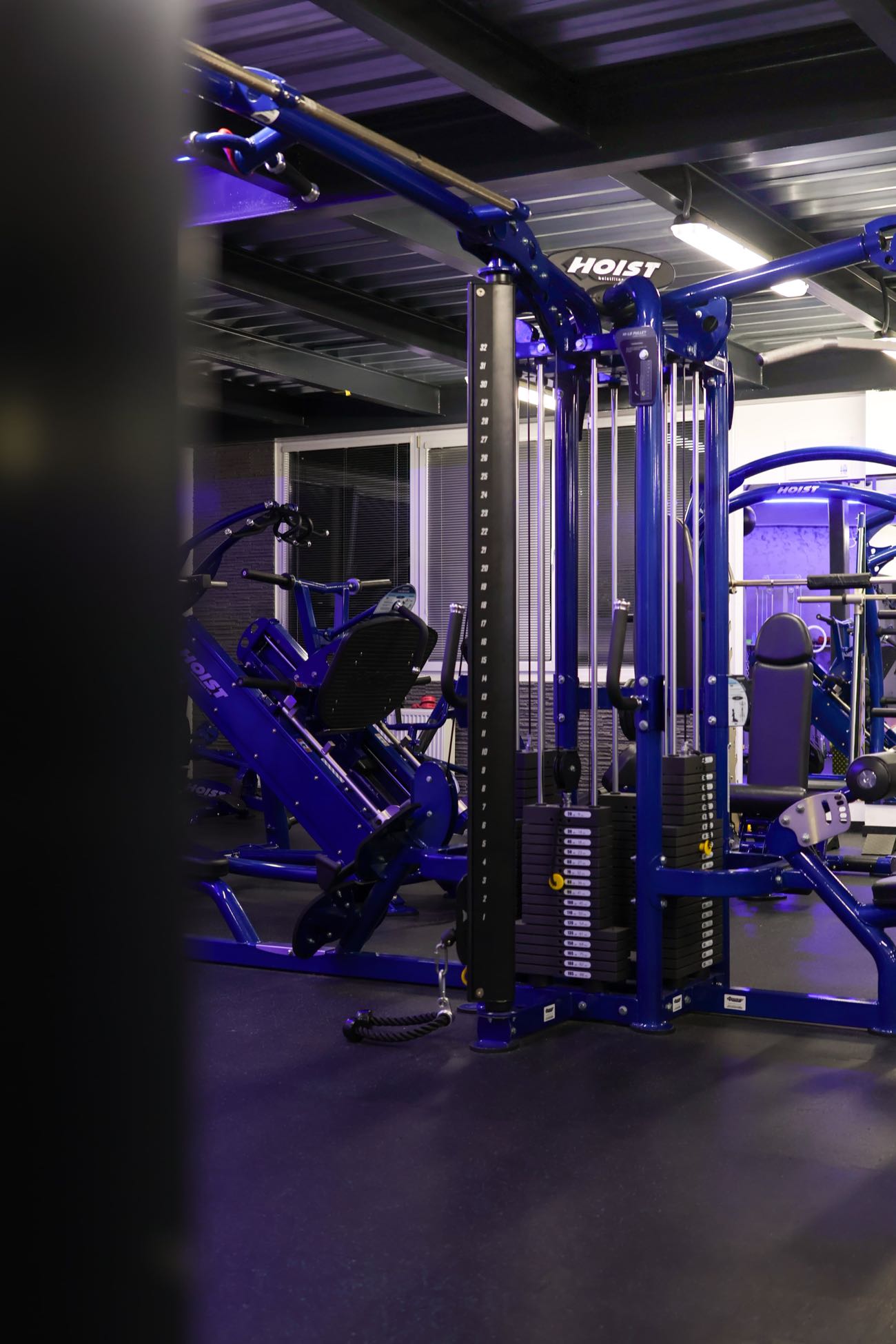 Leg press a viacúčelový stroj Hoist