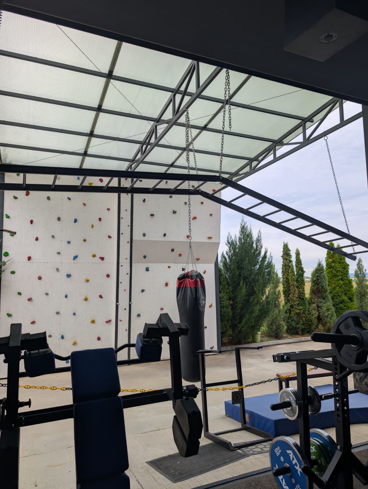 Horolezecká stena a monkey bar vo vonkajšej funkčnej zóne